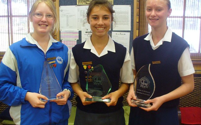 Gansbaai Superspar Trofeë:Beste punt in Wetenskap – Mia Burgess (links, Beste punt in Wiskunde – Fiona Fourie (middle, Liefde vir Afrikaans – Maya Joubert (regs)